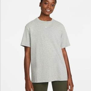 Nike Sportswear Women’s boyfriend tee size M